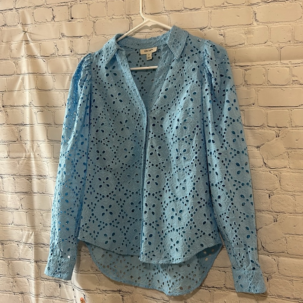 On 34th Blue Cotton Eyelet High/Low Blouse SZ XS - Picture 2 of 10